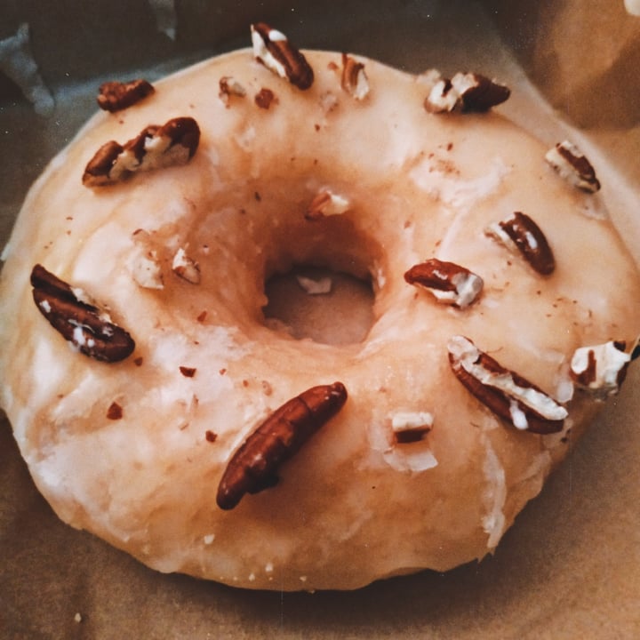 photo of VegAmazing Doughnuts Donut de sirope de arce y nuez pecana shared by @irenedlh on  02 Oct 2020 - review