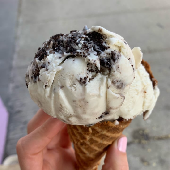 photo of Honey’s Ice Cream cookies and cream shared by @tiascaz on  25 May 2022 - review