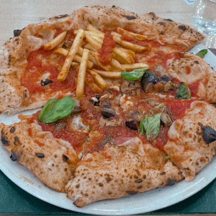 photo of Pizzeria Pulcinella Da Ciro Pizza marinara funghi porcini e melanzane shared by @lidiaborrelli on  22 Apr 2022 - review
