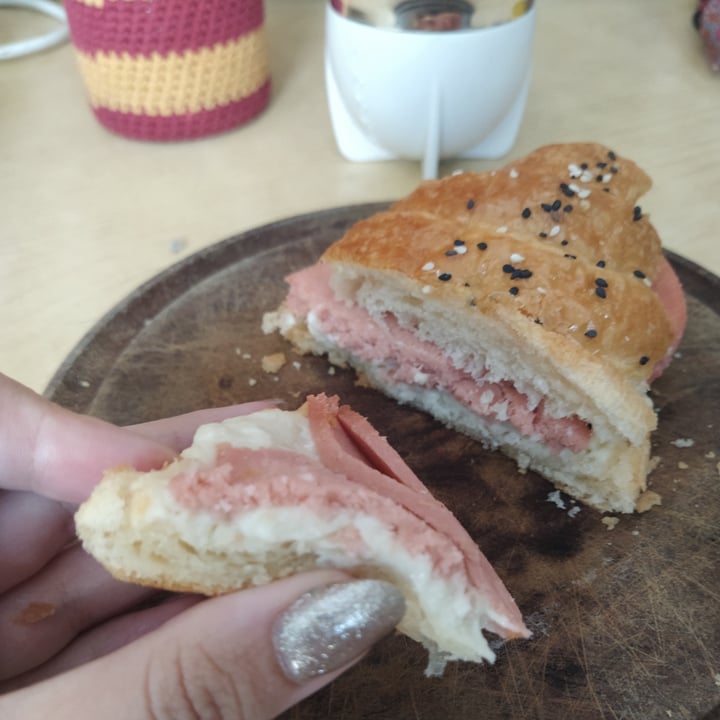 photo of Veganius Croisant De Jamón Y Queso shared by @anaacosta3c on  18 Jan 2022 - review