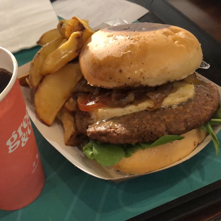 photo of Green & Co. Vegan burger shared by @ailincufre on  14 Apr 2022 - review