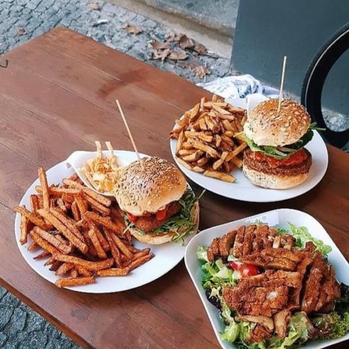 review photo of Lia's Kitchen - 100% Vegan Chicken Cheeseburger shared by @melltuga on 24 Apr 2020 - review