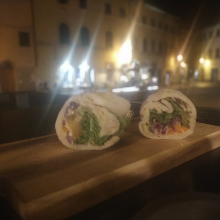 photo of Pizza del Popolo Wrap vegano shared by @wandavetveg on  04 Jul 2021 - review