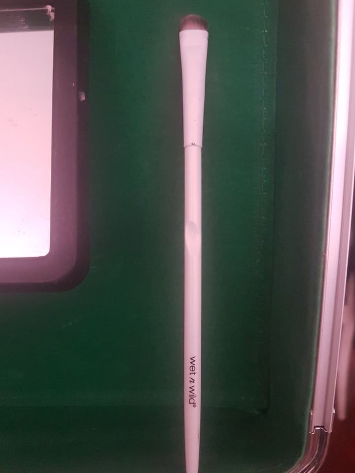 review photo of Wet n Wild Beauty Pincel de maquillaje para sombra de ojos shared by @femivegana on 02 Aug 2019 - review