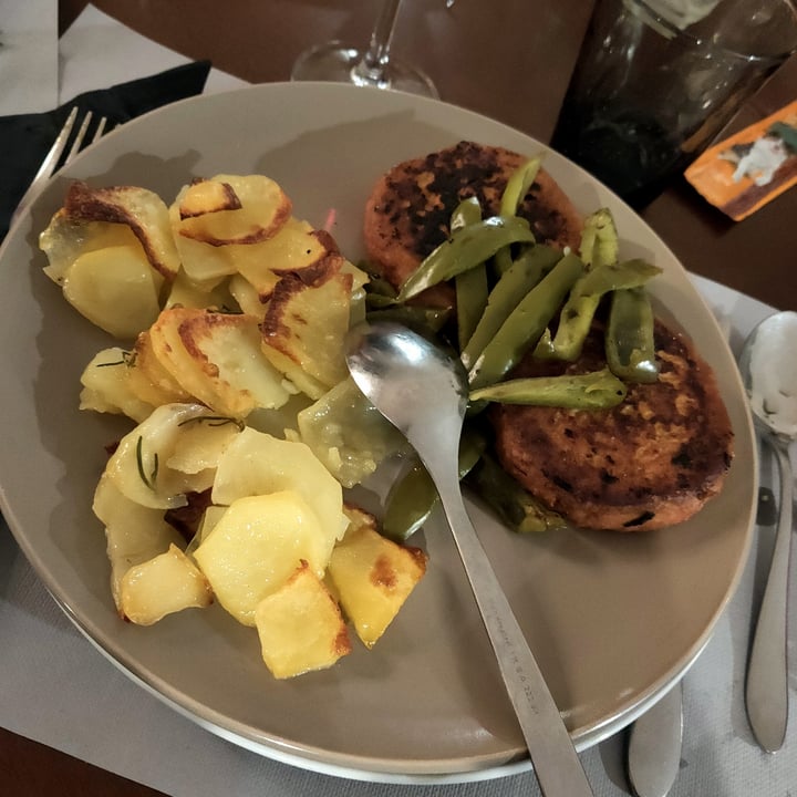 review photo of La nonna Litta Incredible Burger con Patate e Peperoni Arrosto shared by @eladyel on 04 Dec 2022 - review