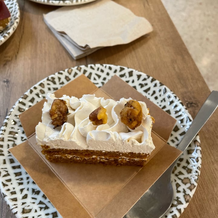 photo of La Veggiesseria Carrot cake shared by @sereb on  20 Sep 2022 - review