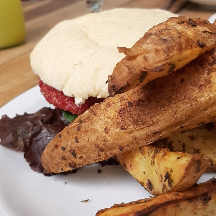 photo of La Tienda Sandwich "De La Tierra" : Caliente De Quinoa Y Remolacha Con Lechuga Y Tomate Con Aderezo De Zanahoria, Acompañado De Papas Rústicas Y Limonada Casera. shared by @gastonfauret on  15 Feb 2021 - review