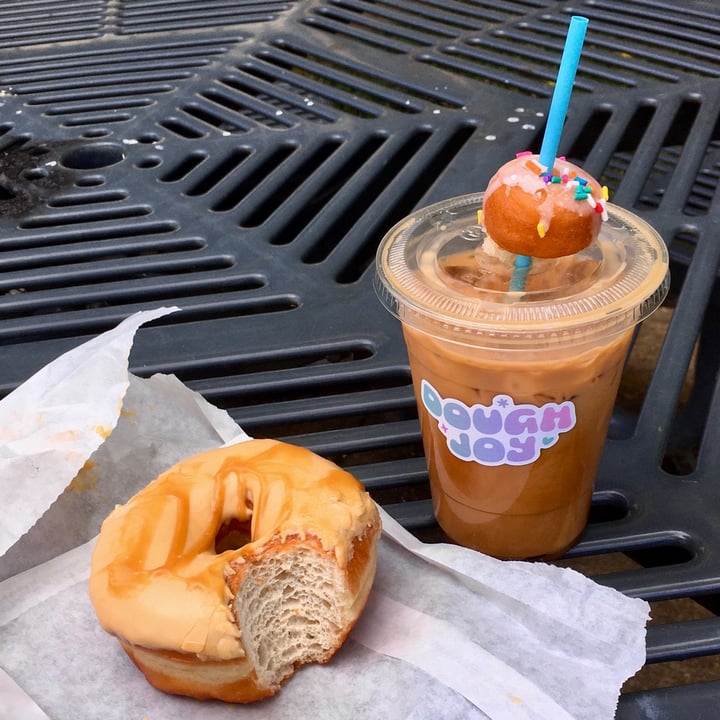 photo of Dough Joy Cold Brew Caramelatto Donut  (cold brew infused icing topped with caramel drizzle) shared by @renfield on  19 May 2022 - review