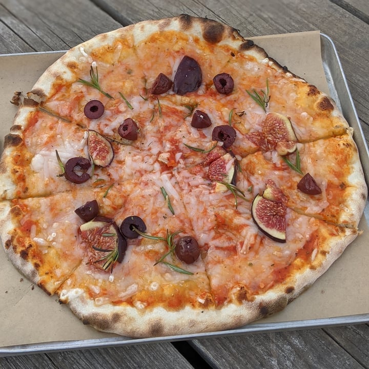 photo of Jules Biergarten & Café Vegan Rosemary Fig Pizza shared by @xanaramos on  14 Oct 2021 - review