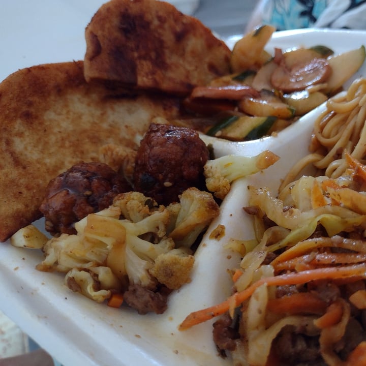 photo of Mi Kai Cocina Vegetariana Almuerzo(bolitas de soya, pepino, vegetales y chaomein) shared by @jcarlos1 on  08 Jul 2022 - review