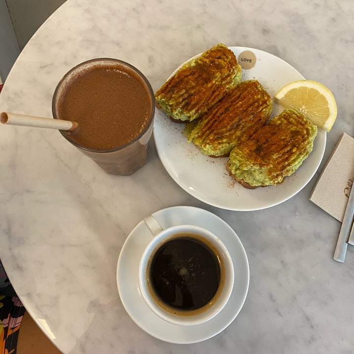 photo of Love Juice Bar Tour Eiffel Blanded Coffee shared by @veganaporelmundo on  18 Sep 2022 - review
