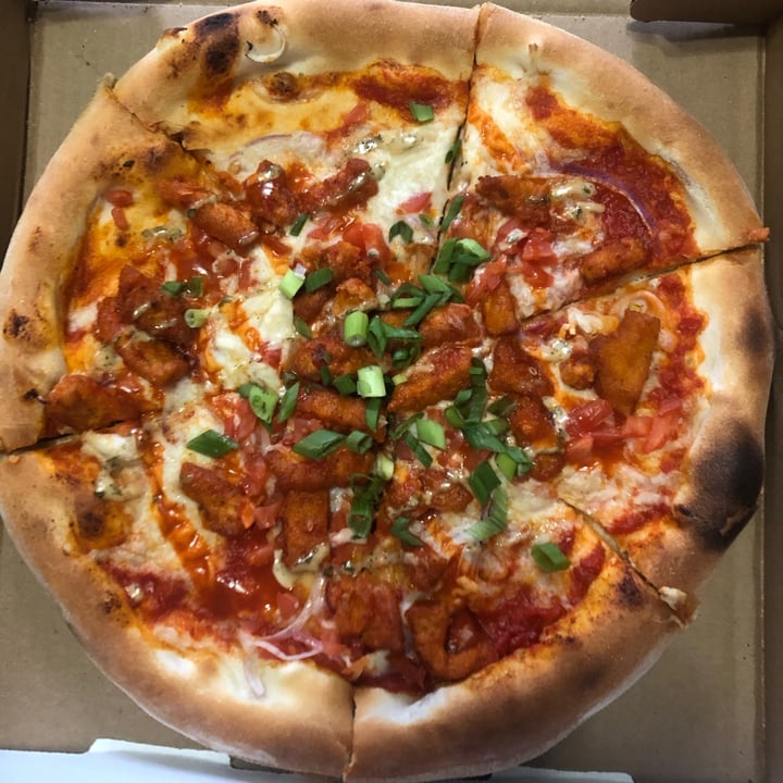 photo of G-Street Pizza Vegan Buffalo Chicken Pizza shared by @camsveganeats on  27 Jul 2021 - review