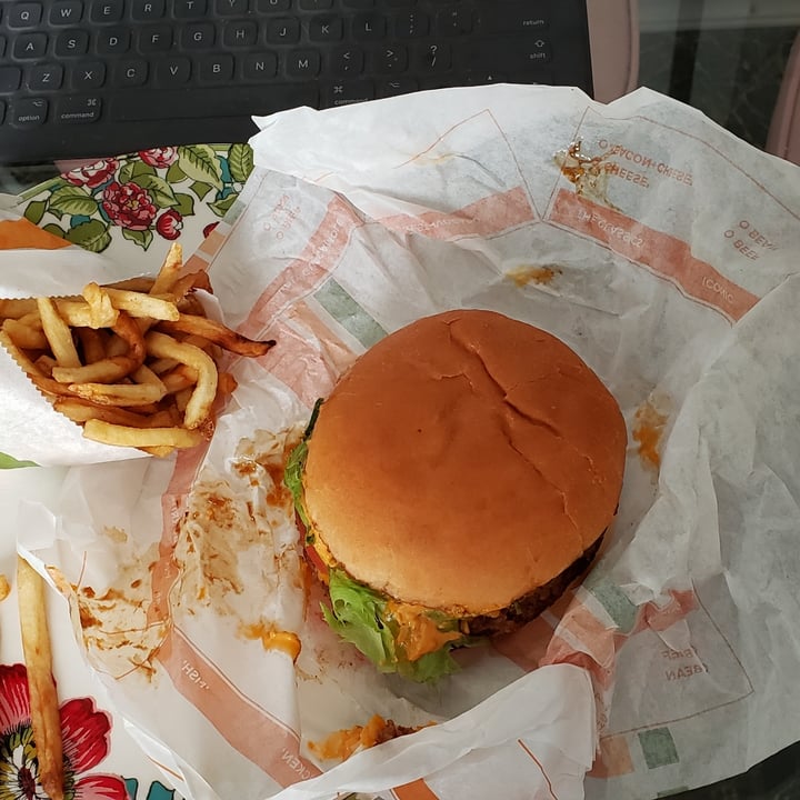 photo of Plant Power Fast Food Iconic burger shared by @vegangigi4ever on  01 Jan 2022 - review