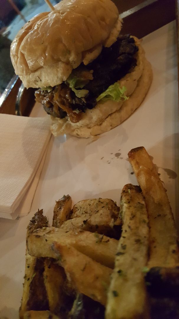 photo of Beers Up! Hamburguesa Vegana, De Hongos shared by @gerilu83 on  22 Sep 2019 - review