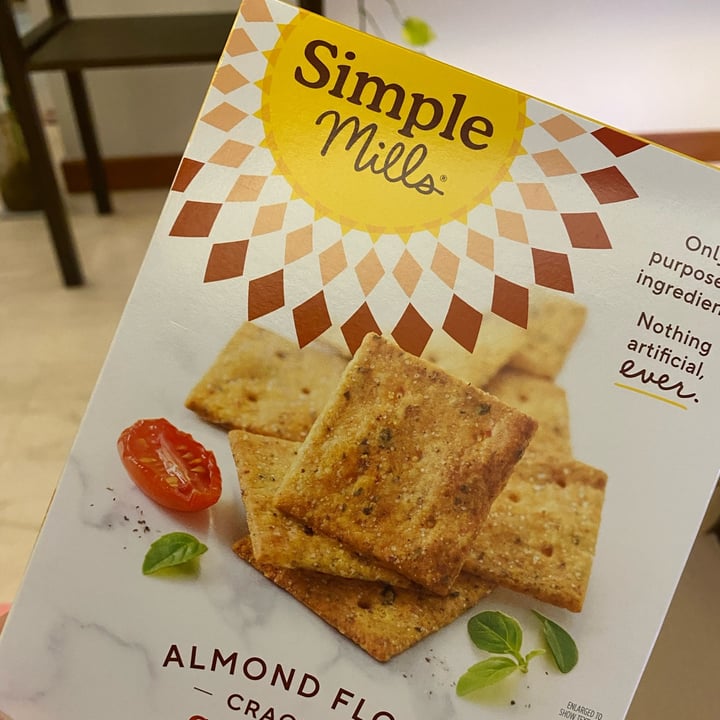 photo of Simple Mills Sun-dried Tomato & Basil Almond Flour Crackers shared by @carriebevegan on  13 Apr 2022 - review