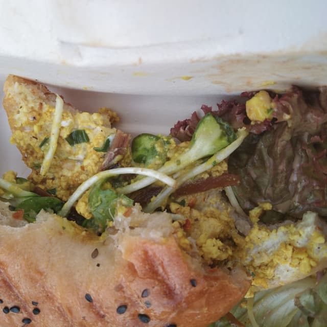 菜肴“Tofu scramble bagel”的照片