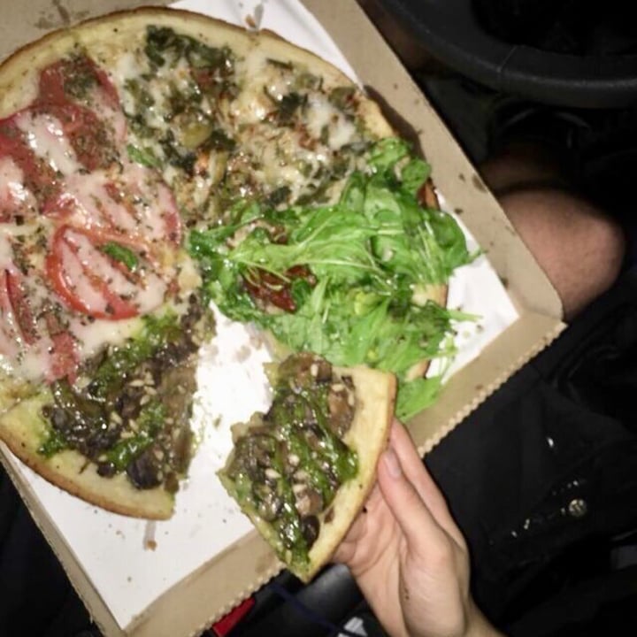 photo of Pizza Vegana Castelar Pizza miti-miti shared by @qyqyqyqyqy on  14 Mar 2021 - review