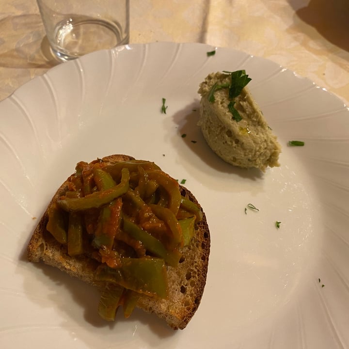 photo of Fattoria e Agriturismo La Capra Campa Crostini Ai peperoni e Humus Di Castagne shared by @mavi79 on  16 Oct 2022 - review