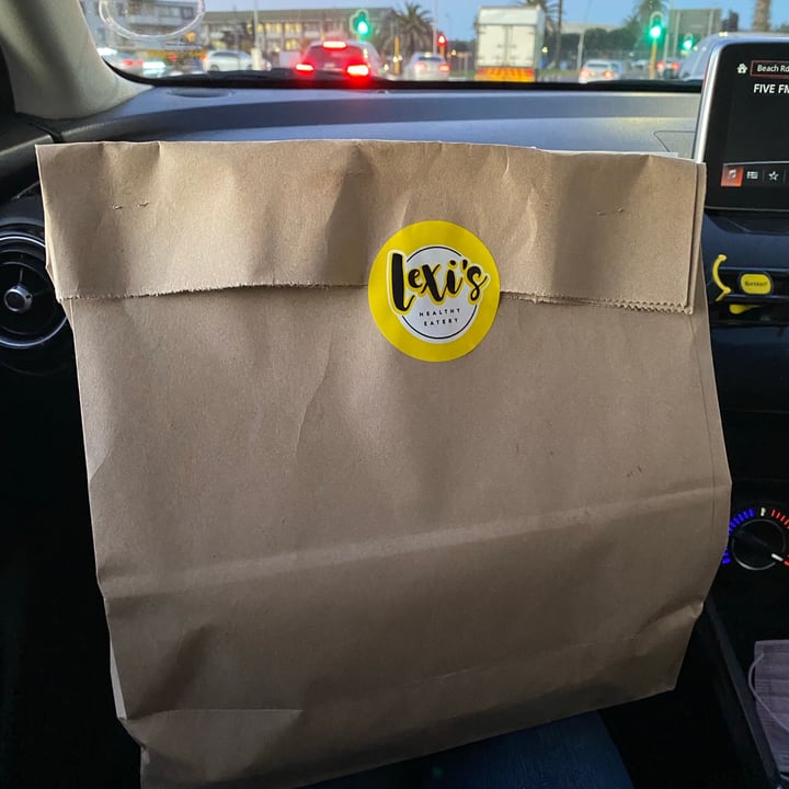 review photo of Lexi's Healthy Eatery Beyond burger shared by @veganmealprepsunday on 21 Jul 2021 - review