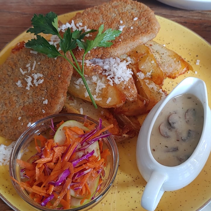 photo of Cleavy's Vegan & Vegetarian Eatery Chick 'n Snitzel shared by @maiagaia on  03 Sep 2022 - review