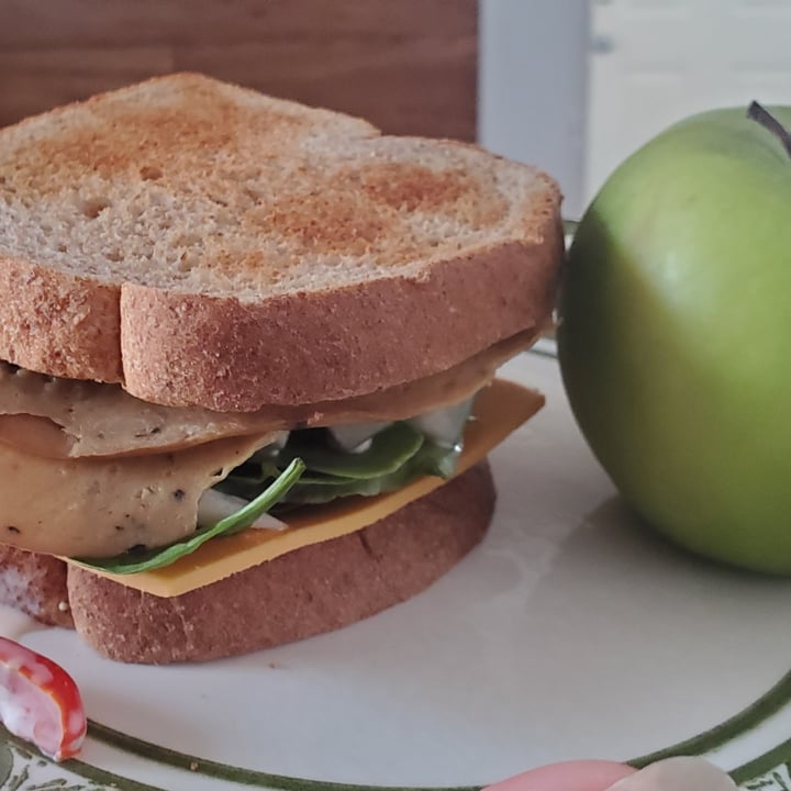 photo of Tofurky Plant-Based Deli Slices Peppered shared by @amandanccarts on  10 Aug 2021 - review