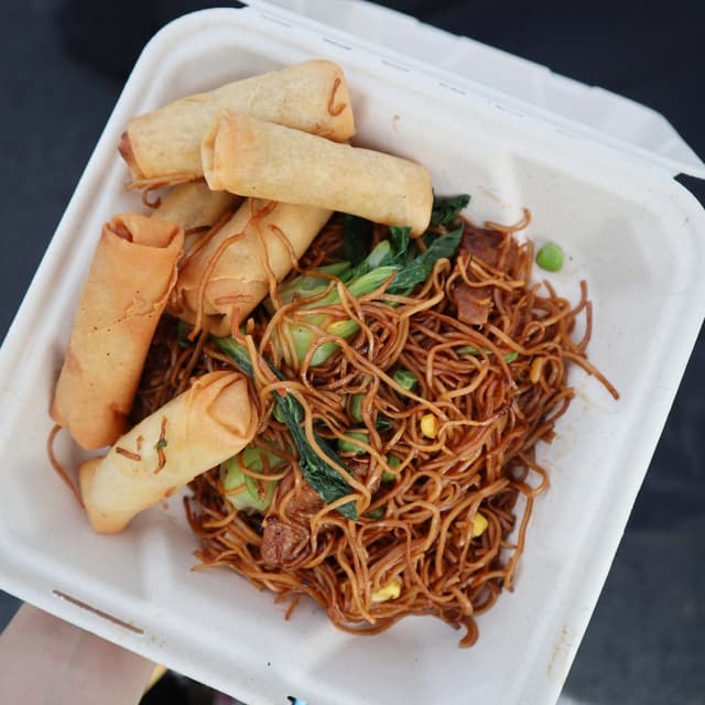 菜肴“Beeflesss panfried noodles”的照片