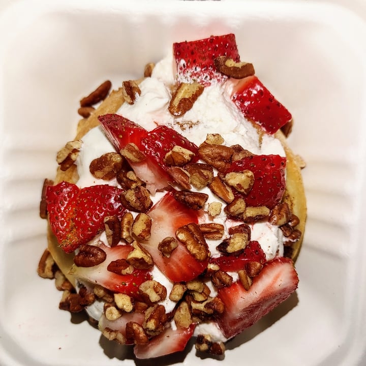 photo of Cinnaholic Strawberries and cream shared by @romeoluv1 on  07 Dec 2021 - review
