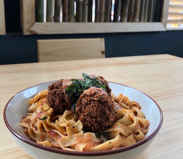 photo of Mr.Veggie Fetuchinni con Albóndigas de Garbanzo shared by @andreaq on  21 Feb 2020 - review