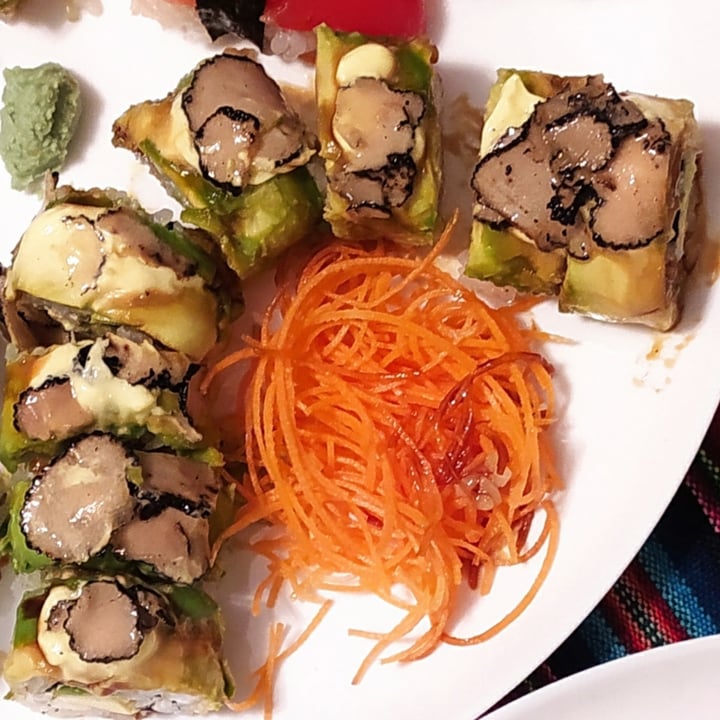 photo of Asia Fusion Sushi Vegan Cheese Roll Con Tartufo shared by @andremonza on  04 Jan 2022 - review