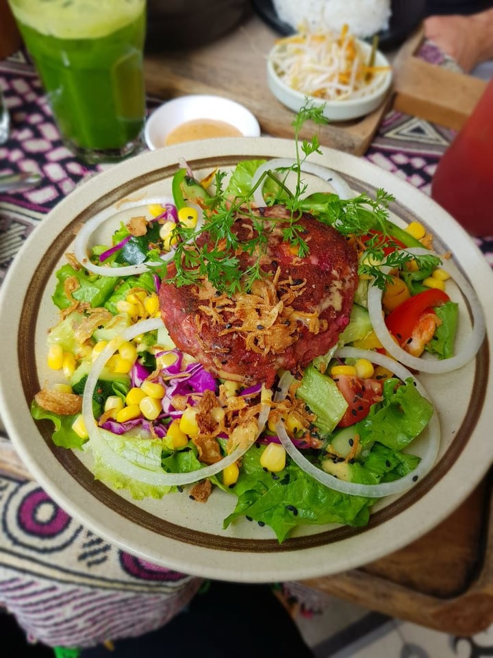 photo of Nook Eatery Vegan Burger Salad shared by @vegandutchie on  04 Jan 2020 - review