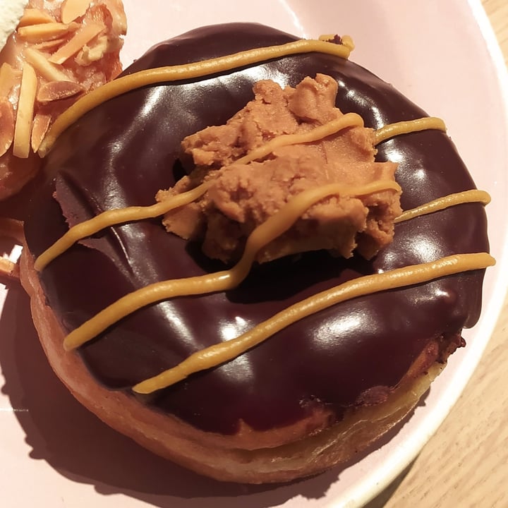 photo of Brammibal's Donuts Choc peanut fudge shared by @bratkart0ffel on  14 Feb 2022 - review