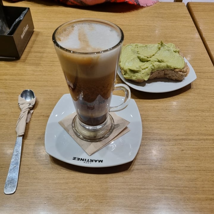 photo of Café Martínez Cappuccino Chocolate Y Avellanas + Tostada shared by @johana-arce on  28 Jul 2022 - review