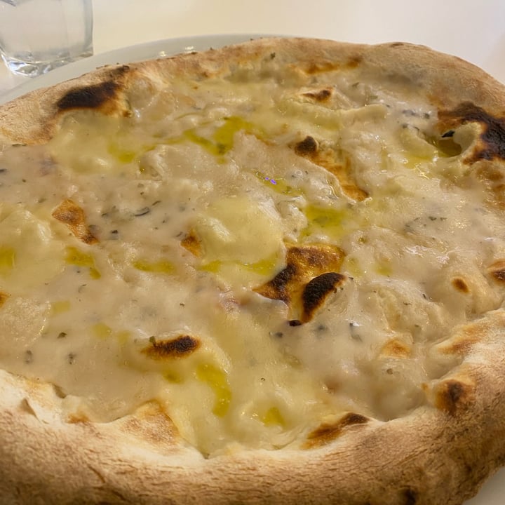 review photo of La Taverna di Pulcinella Pizza 4 formaggie (vegan) shared by @tinioceansoul on 17 Dec 2021 - review