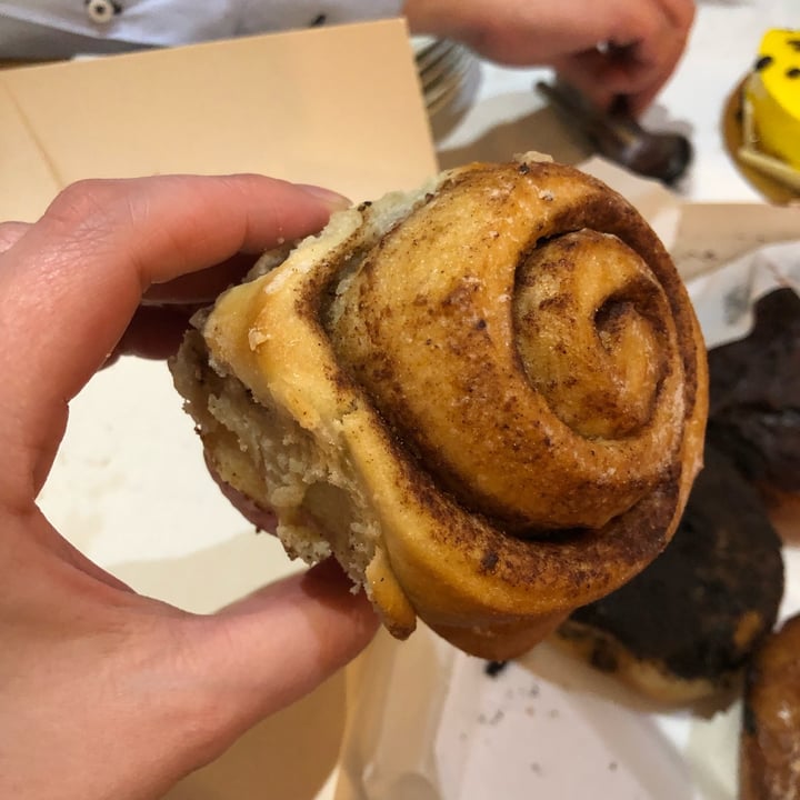 photo of Delish Vegan Doughnuts Cinnamon roll shared by @camilamp on  14 Jan 2022 - review