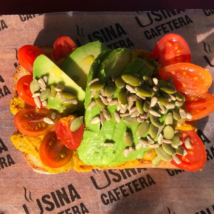 photo of Usina Cafetera avocado toast opcion vegana shared by @agusk on  18 Jun 2022 - review