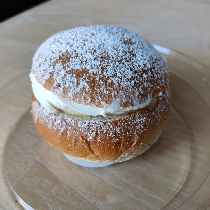 photo of Mahalo Semla shared by @enkelvegan on  18 Feb 2022 - review