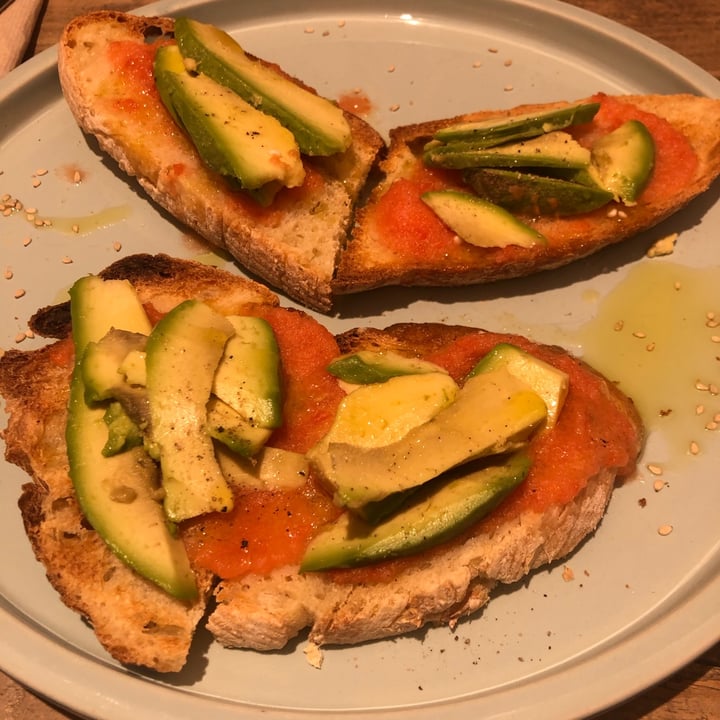 photo of Uno Caffé Olistico Tostada Con Pomodoro Fresco, Avocado, Semi Di Girasole Tostati shared by @testurlife on  13 Mar 2022 - review