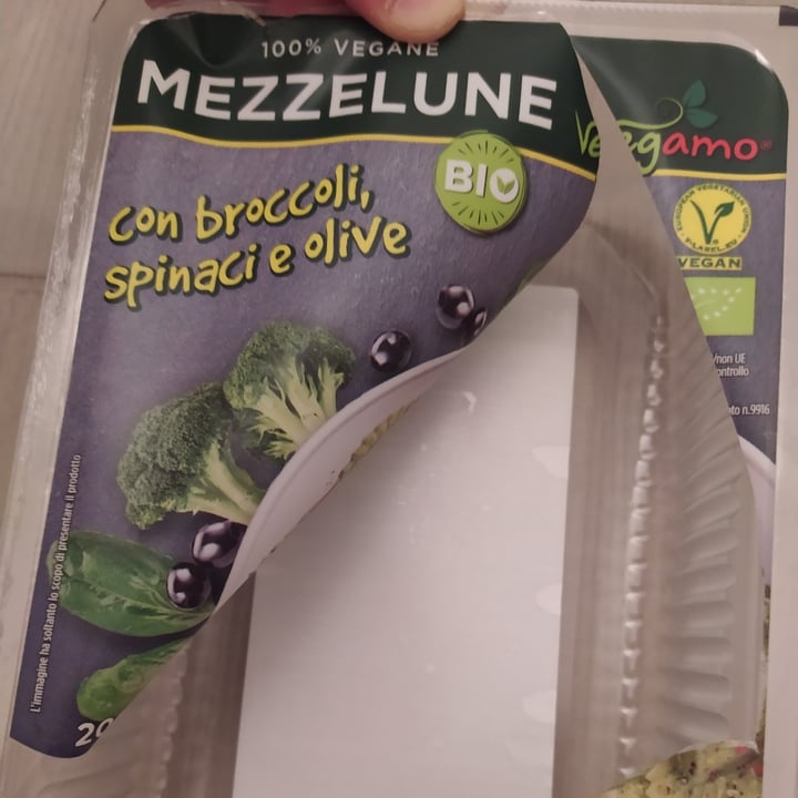 photo of Vegamo Mezzelune broccoli spinaci e olive shared by @alexxxxxx on  03 Jun 2021 - review