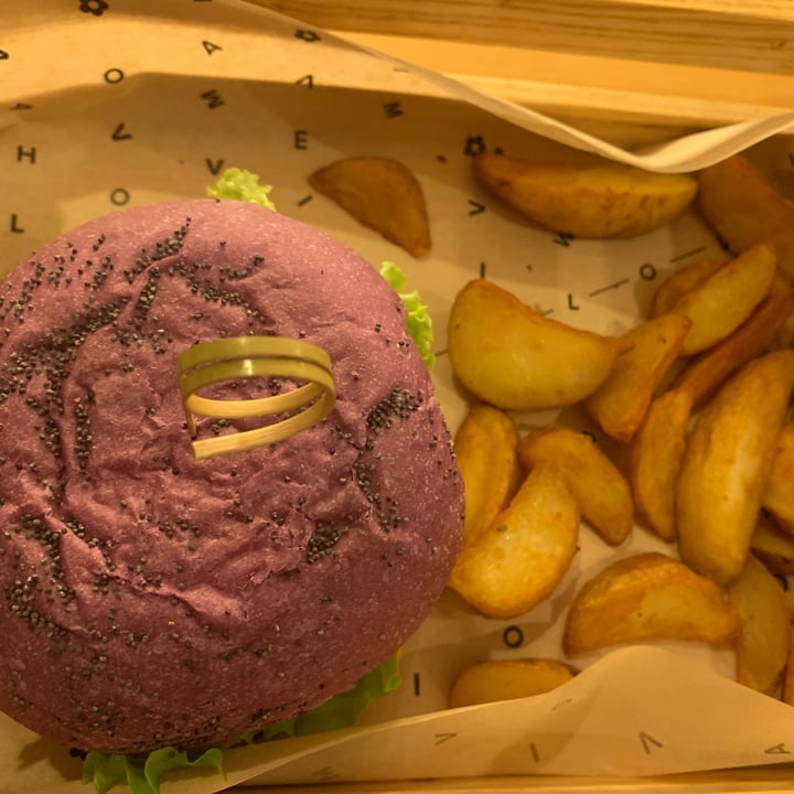 photo of Flower Burger purple cheesy shared by @victoriantonioni on  14 Nov 2022 - review