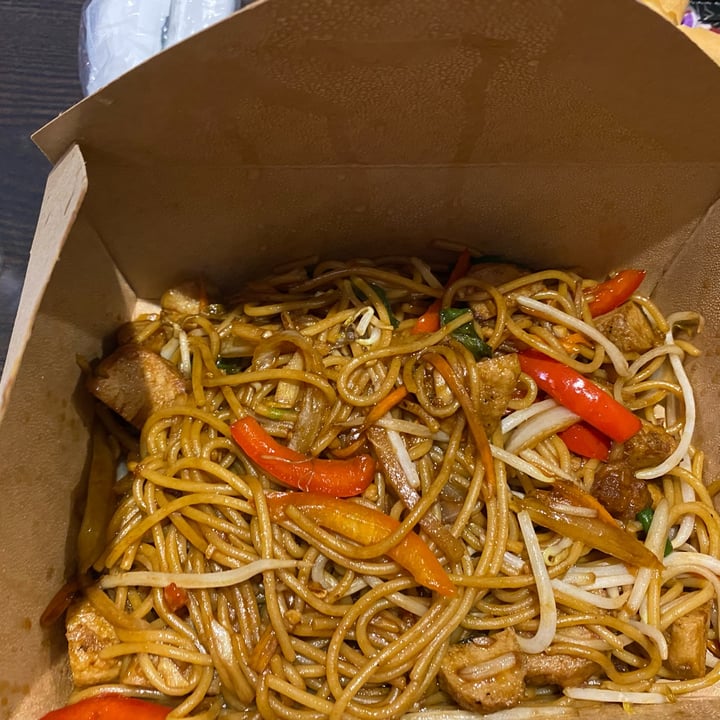 photo of V Revolution Chicken Lo Mein shared by @nathlena19 on  19 Feb 2022 - review