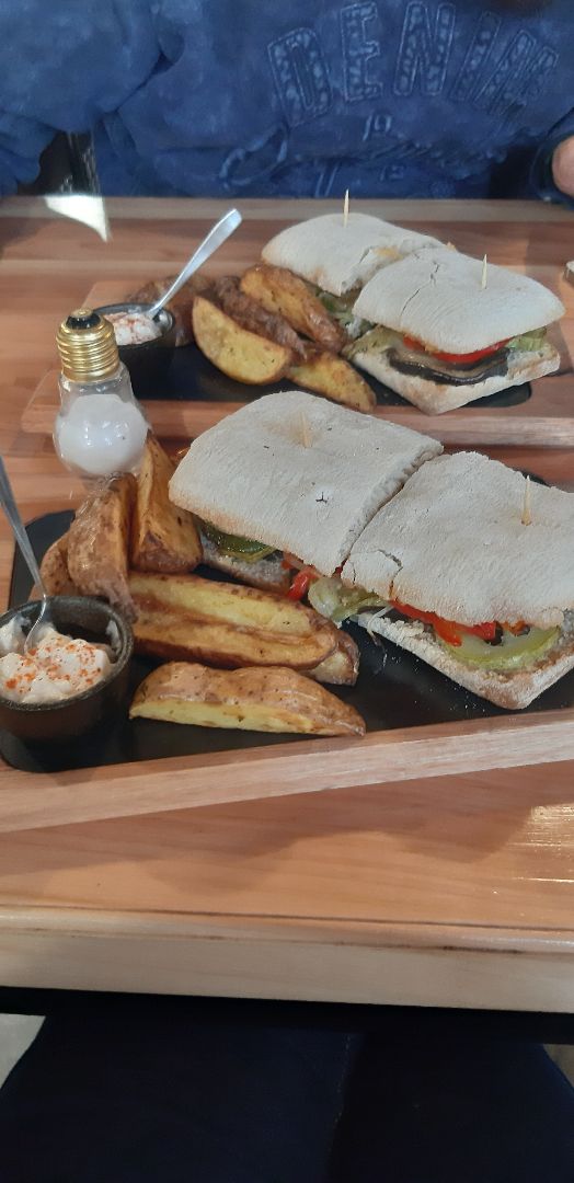 photo of Triumph Café Ushuaia Sandwich De Vegetales Con Papas shared by @nahiraixa on  22 Feb 2020 - review