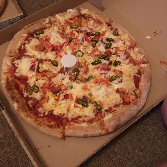 「Vegan Sausage and Jalapeño Pizza」の料理の写真