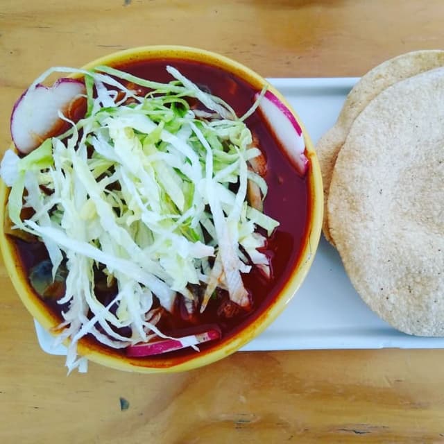 菜肴“Pozole mixto de setas y hongos”的照片