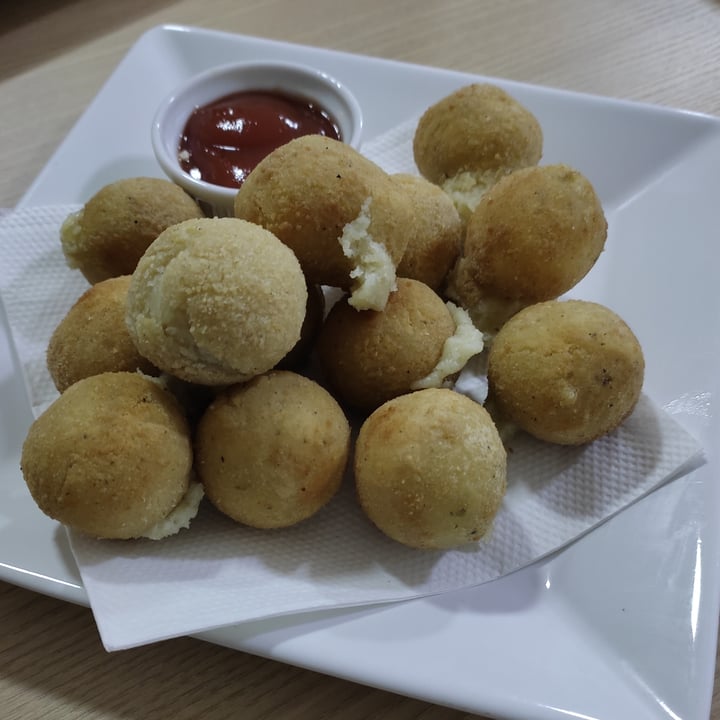 photo of Vegalizzz (Delivery only) Salgadinhos - Bolinha de Queijo shared by @nuriamarques on  01 May 2022 - review