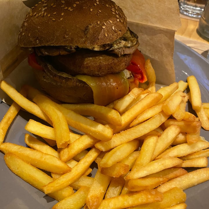 review photo of The Burg vegano shared by @annamansueto on 18 May 2022 - review