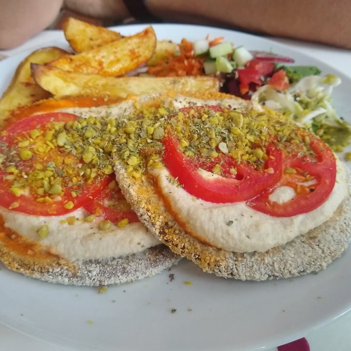 review photo of Pura Restoran Milanesas de garbanzos a la napolitana con queso de girasol, ensalada verde y papas rusticas shared by @dairizz on 20 Feb 2022 - review