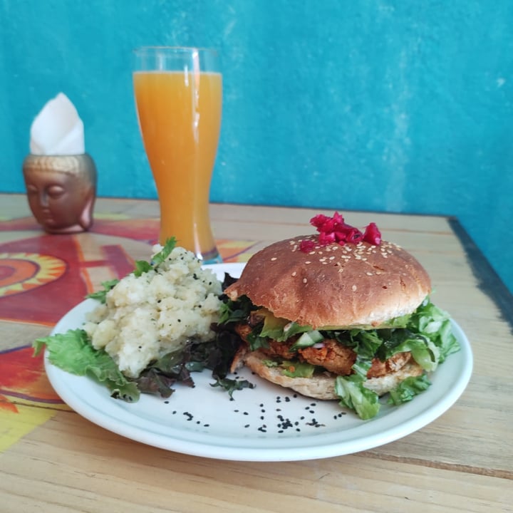 photo of Vegan21 Rooftop Restaurante vegano San Miguel de Allende Hamburguesa De Garbanzos shared by @nelly19 on  07 Aug 2021 - review