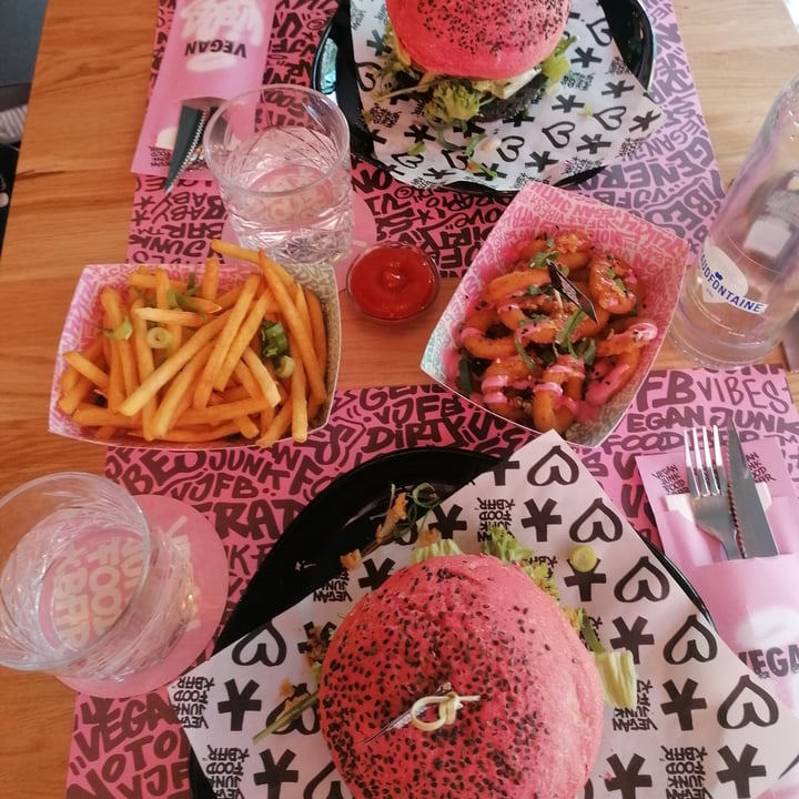 review photo of Vegan Junk Food Bar Daddy "chicken" Burger shared by @beeatriz on 13 Mar 2022 - review