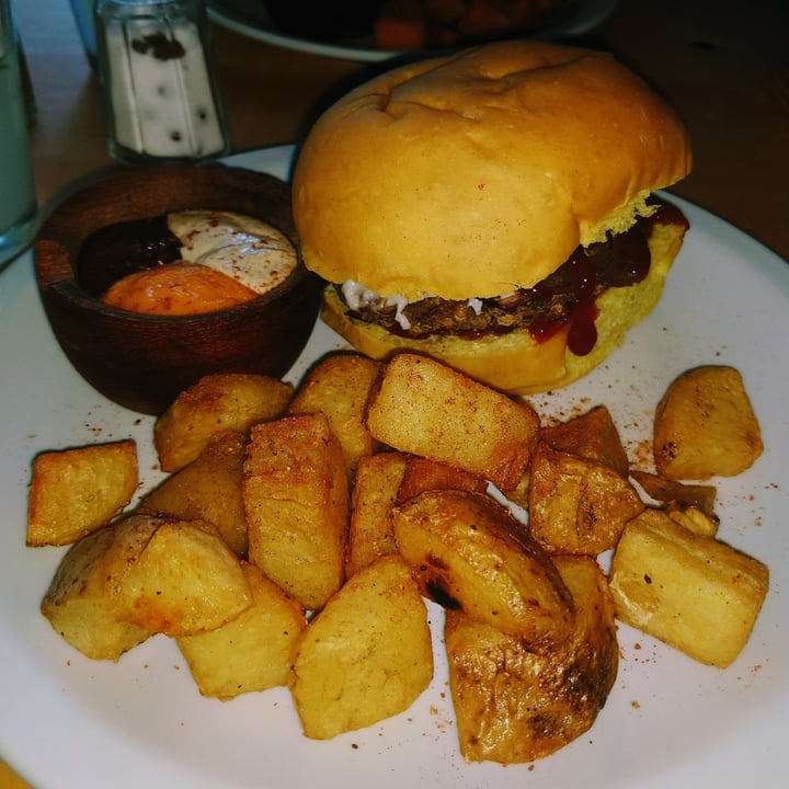 photo of MOLA Cheese burger shared by @celinap on  01 Apr 2021 - review
