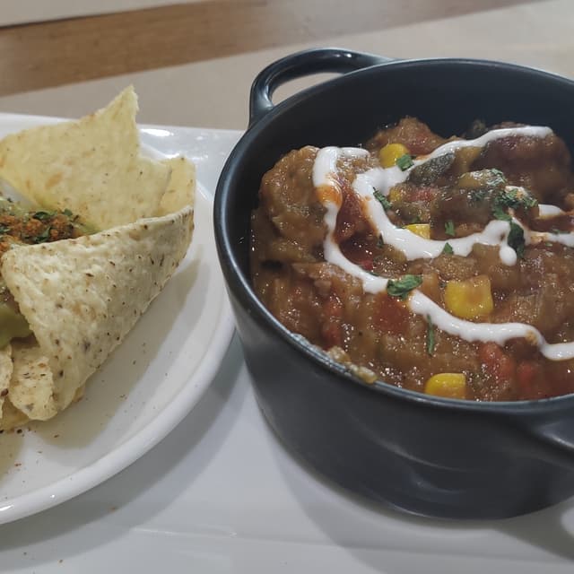Photo of the dish “Chili mexicano con nachos y guacamole”